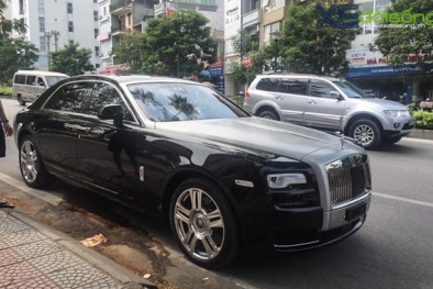 Xe siêu đắt Rolls-Royce vỡ bình xăng lênh láng giữa phố Hà Nội