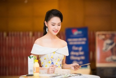 'Người đẹp truyền thông' Ngọc Vân khoe vai trần quyến rũ với váy hoa