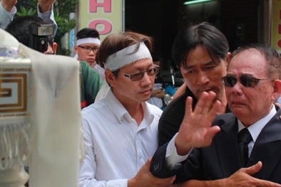 Trực tiếp đám tang Minh Thuận: Hàng trăm người khóc nấc nói lời tạm biệt Minh Thuận