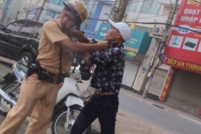 Hà Nội: Cảnh sát giao thông bị đối tượng xăm trổ lao vào đánh tới tấp