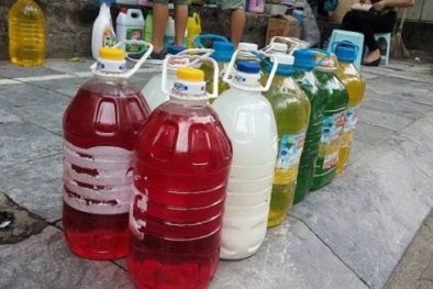 Da tay bị bào mòn vì nước rửa chén không nhãn mác