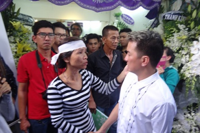 Đàm Vĩnh Hưng nghẹn ngào trước linh cữu Minh Thuận