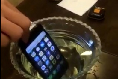 Phát sốt với  iPhone 7 'tắm' nước đầu tiên ở Việt Nam