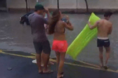 Sài Gòn mưa 1 tiếng ngập nửa mét, khách Tây mang phao ra đường bơi