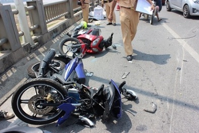 Tai nạn giao thông liên hoàn trên cầu Vĩnh Tuy, xe máy nằm la liệt