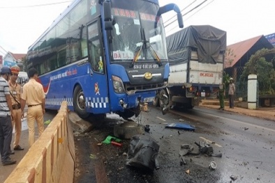 Những vụ tai nạn giao thông nghiêm trọng nhất ngày 21/9: Xe khách ủi xe máy 'bay' hàng chục mét