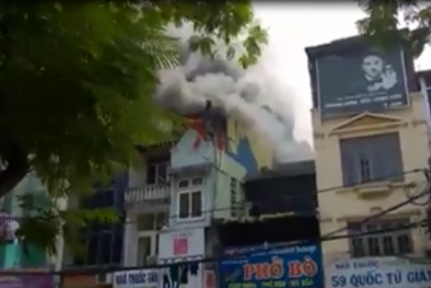 Hà Nội: Nhà cao tầng cháy ngùn ngụt, khói đen bao trùm bầu trời