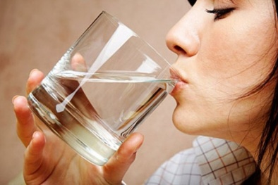 Những thói quen nguy hiểm ‘chết người’ khi uống nước