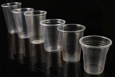 Pháp cấm hoàn toàn cốc nhựa, đĩa nhựa dùng 1 lần