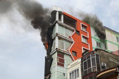 Hiện trường quán karaoke 7 tầng cháy bốc khói đen ngòm ở Hải Phòng