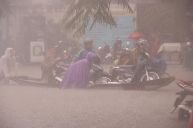 Huế mưa lớn, dân chèo ghe, học sinh ngồi trong phòng học ngập nước