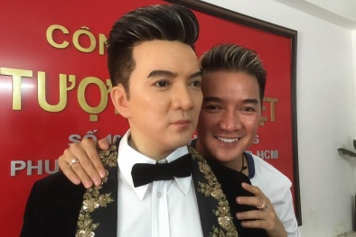 Mr Đàm tự tay cắt tóc cho tượng sáp giống y như thật của mình trong Diamond Show