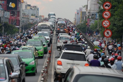 Người Việt đi xe máy trong sợ hãi