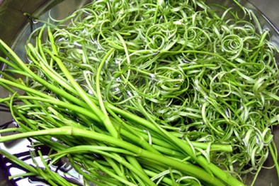 Cẩn trọng khi ăn rau muống xào tái