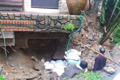 Mưa lớn ở Huế gây sạt lở nghiêm trọng, cuốn phăng một bức tường nhà