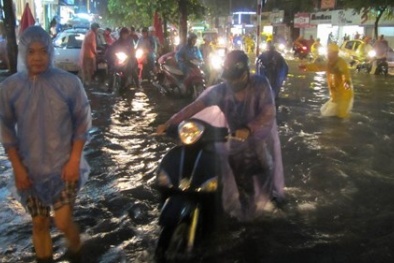 Hình ảnh Hà Nội 'đau thương' lụt lội sau trận mưa lớn, nhiều tuyến đường tắc nghẽn