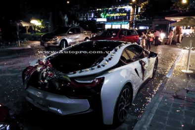 Choáng với thiếu gia đất Cảng rước dâu bằng siêu xe hơi BMW i8 7 tỷ Đồng