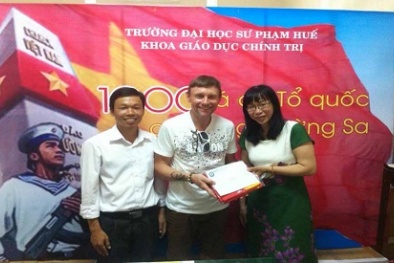 Một người nước ngoài gửi 25 lá cờ Tổ quốc ra quần đảo Trường Sa