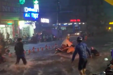 Nhiều xe máy bị cuốn trôi trên đường Sài Gòn mưa như thác lũ