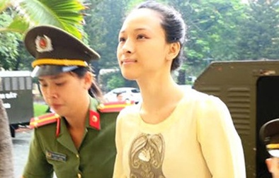 Mẹ hoa hậu Phương Nga: 'Tôi sốc khi nghe tin con gái bị bắt'