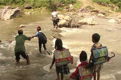 Xót xa cảnh bố cõng con đi trên ống dẫn nước vượt lũ dữ đến trường