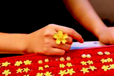 Giá vàng hôm nay: Đà 'leo dốc' nhẹ, nhà đầu tư cần trú ẩn an toàn