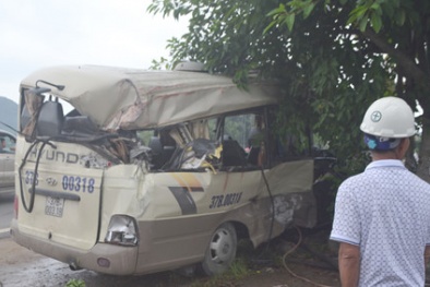Tai nạn giao thông: Dân cạy vỏ xe khách cứu 7 người sau tai nạn