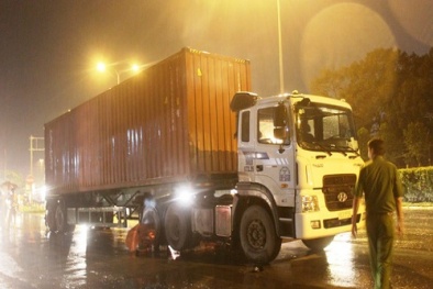 Tai nạn giao thông ngày 29/9: Mẹ khóc ngất thấy con trai bị container cán chết