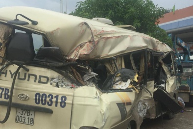 Nghệ An: 7 hành khách nhập viện sau cú va quệt với xe container