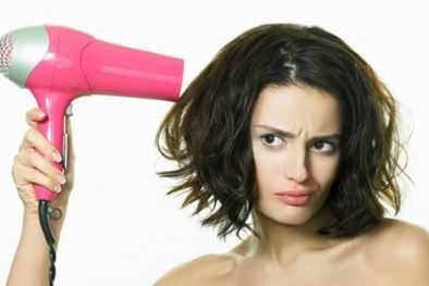 Dùng máy sấy tóc 'siêu rẻ' có ngày tử vong vì điện giật