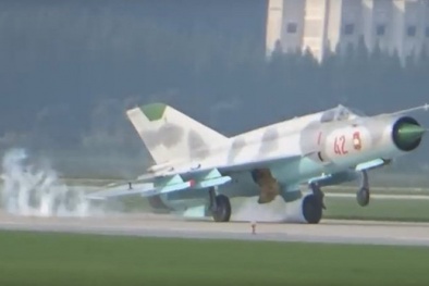 Máy bay chiến đấu MiG-21 Triều Tiên gặp sự cố hạ cánh khi trình diễn