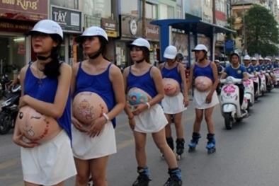 Vác bụng bầu diễu phố, siêu thị Mẹ và Bé Kids Plaza bị Sở VH&TT Hà Nội 'tuýt còi'