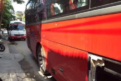 Hải Phòng: Đề nghị xử lí mạnh xe khách 'hỗn' chiến trước mặt  CSGT