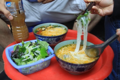 Cận cảnh gánh bún ốc vỉa hè phố cổ được khen ngợi trên kênh CNN