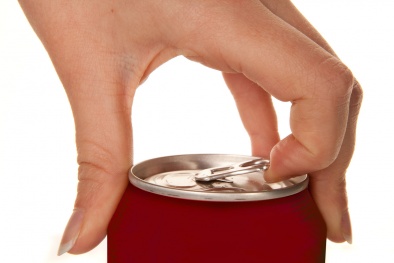 Khâu 38 mũi vì để lon Pepsi trên ngăn đá tủ lạnh