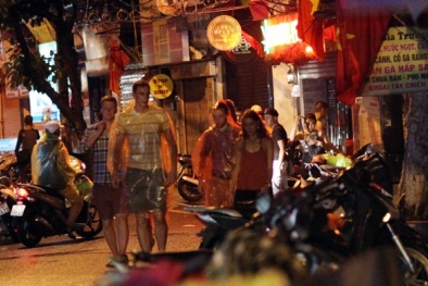 Du khách Anh thoát y trên đường phố vì 'ảo giác' 
