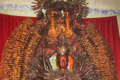 Bức Tượng Phật Bà Quan Thế Âm đã được tìm thấy ở vệ đường