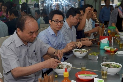 Clip: Thủ tướng Nguyễn Xuân Phúc và PTT Vũ Đức Đam ăn phở, uống cà phê bình dân
