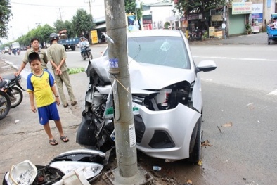 Tai nạn giao thông nghiêm trọng: Xế hộp húc trụ đèn, tài xế đạp cửa thoát thân