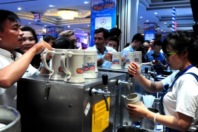 Ngập tràn món ăn truyền thống Đức trong lễ hội bia ở Sài Gòn