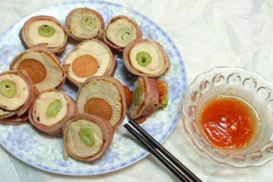 Món gà cuộn xúc xích cho bé lười ăn ngày chủ nhật 