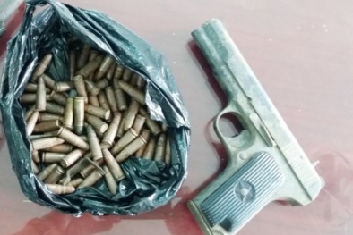 Một nông dân vớt được cả thùng đạn, khẩu súng K54 ở dưới ao