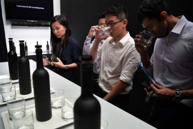 Singapore: Chai nước sạch đắt nhất châu Á giá 28 triệu đồng