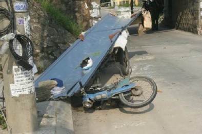 Lái xe chở tôn tử vong vì tránh xe ô tô