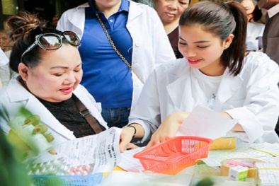 Phạm Hương cùng bà ngoại đi tặng thuốc cho người miền Tây