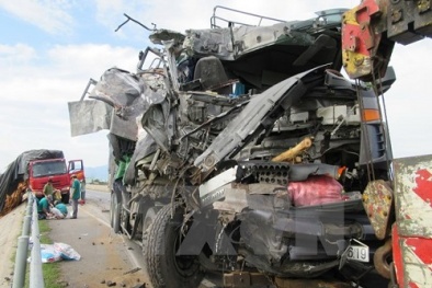 Tai nạn giao thông: Hai xe đâm nhau làm hơn 20 người nhập viện