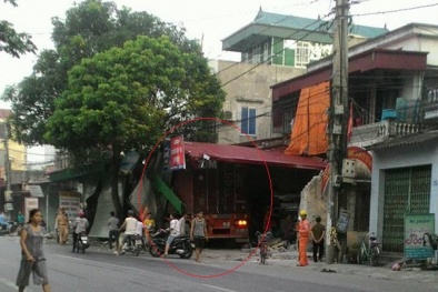 Xe container đâm xuyên thấu 4 nhà dân đúng ngày đầu cấm đường