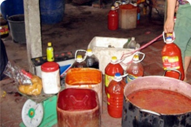 ‘Bắt sống’ hàng loạt cơ sở sản xuất tương ớt đầu độc người dân