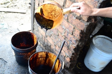 Mục sở thị sản xuất 'cà phê nguyên chất' từ... đậu nành và hóa chất