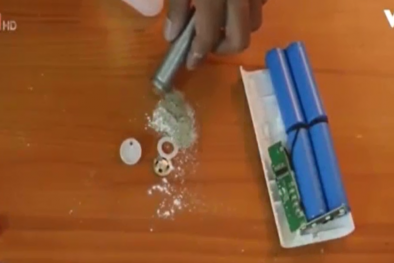 Những chiếc pin sạc dự phòng chứa toàn...cát, bột lạ